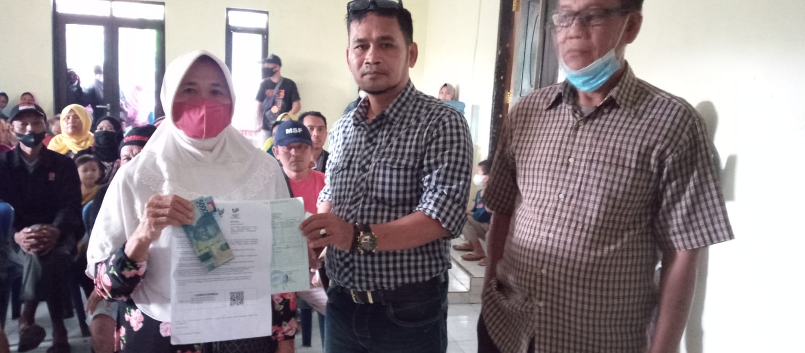 Kades Bojongkerta (Tengah) bersama warga penerima BPNT di dampingi BPD