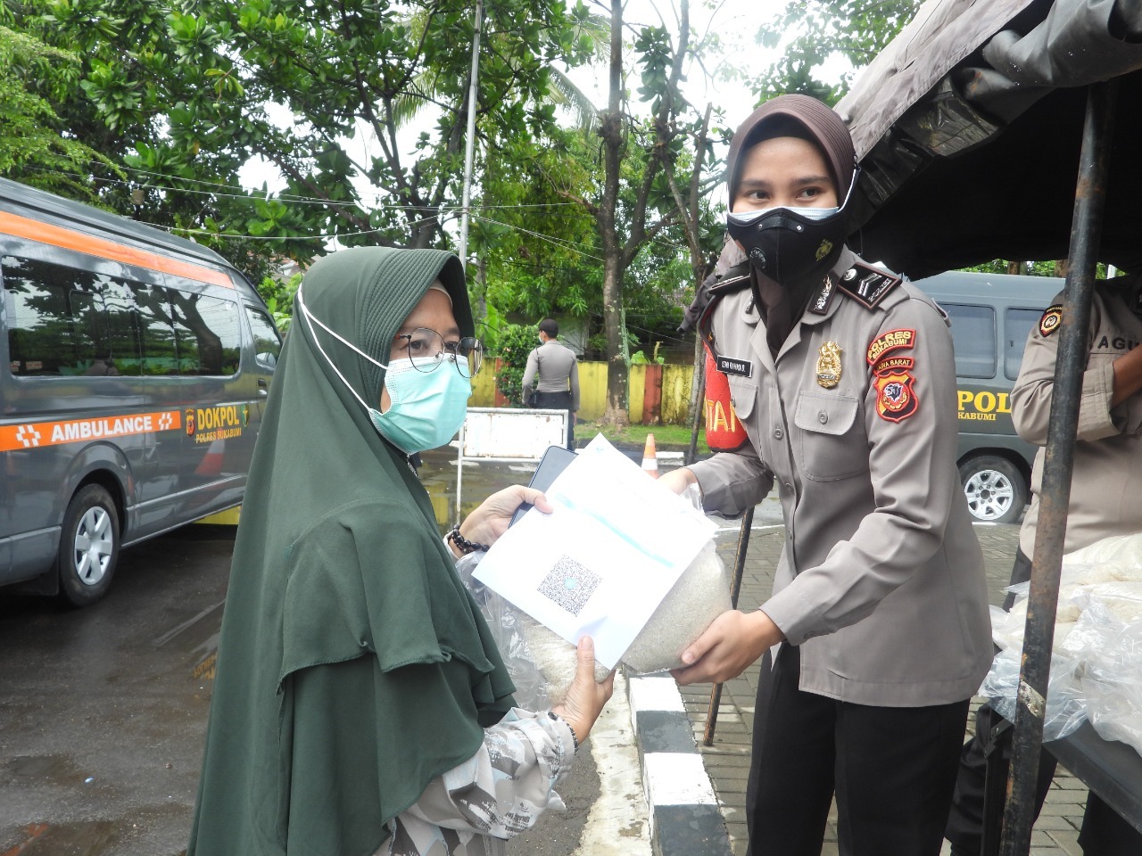 Pembagian beras gratis pada penerima vaksin
