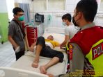 Sat Sabhara Polres Sukabumi membawa WNA yang pingsan ke RSUD Palabuhanratu