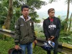 Suryadi (Kiri) beserta keponakannya, Redi (kanan) usai motornya dirampas orang tak dikenal yang mengaku Debt Collector