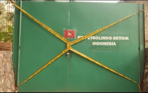 Gerbang PT Petrolindo Gersik Indonesia yang tampak dipasang Garis Polisi (Police Line)