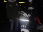 Suryadi dengan motornya yang tiba-tiba terparkir di depan Polsek Cibadak usai membuat lapioran perampasan