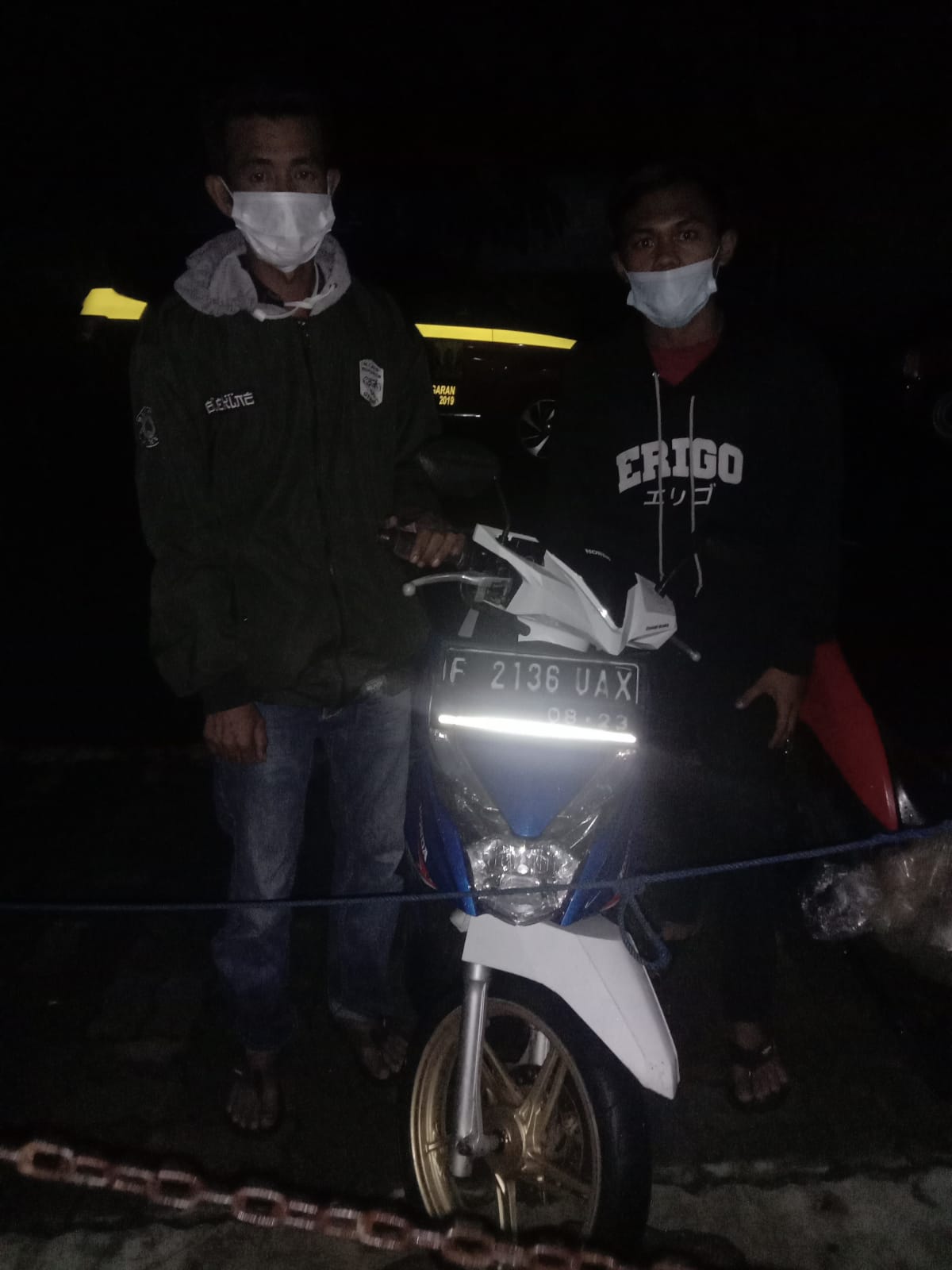 Suryadi dengan motornya yang tiba-tiba terparkir di depan Polsek Cibadak usai membuat lapioran perampasan
