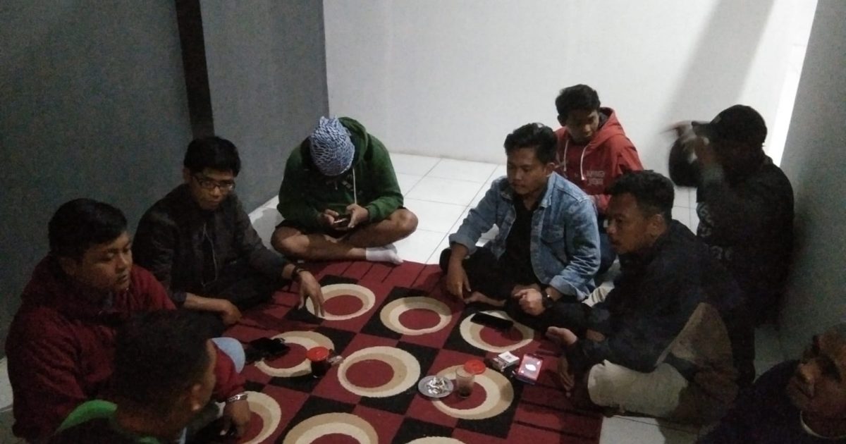 Alpian (kiri - jaket merah) saat menyampaikan apa yang diceritakan Apoy.
