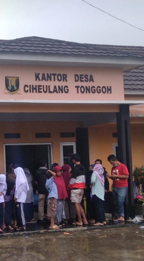 antrian pencairan BPNT di kantor ciheulang tonggoh
