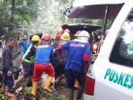 Petugas dan warga bersama-sama evakuasi korban