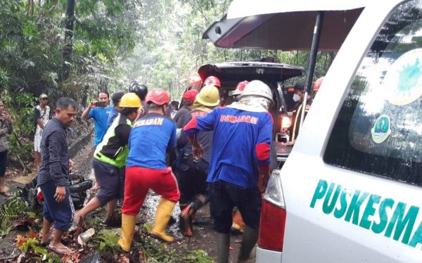 Petugas dan warga bersama-sama evakuasi korban