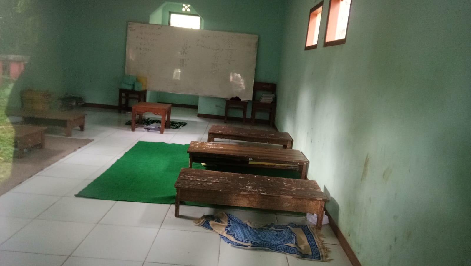 Mushola tempat relokasi siswa untuk belajar