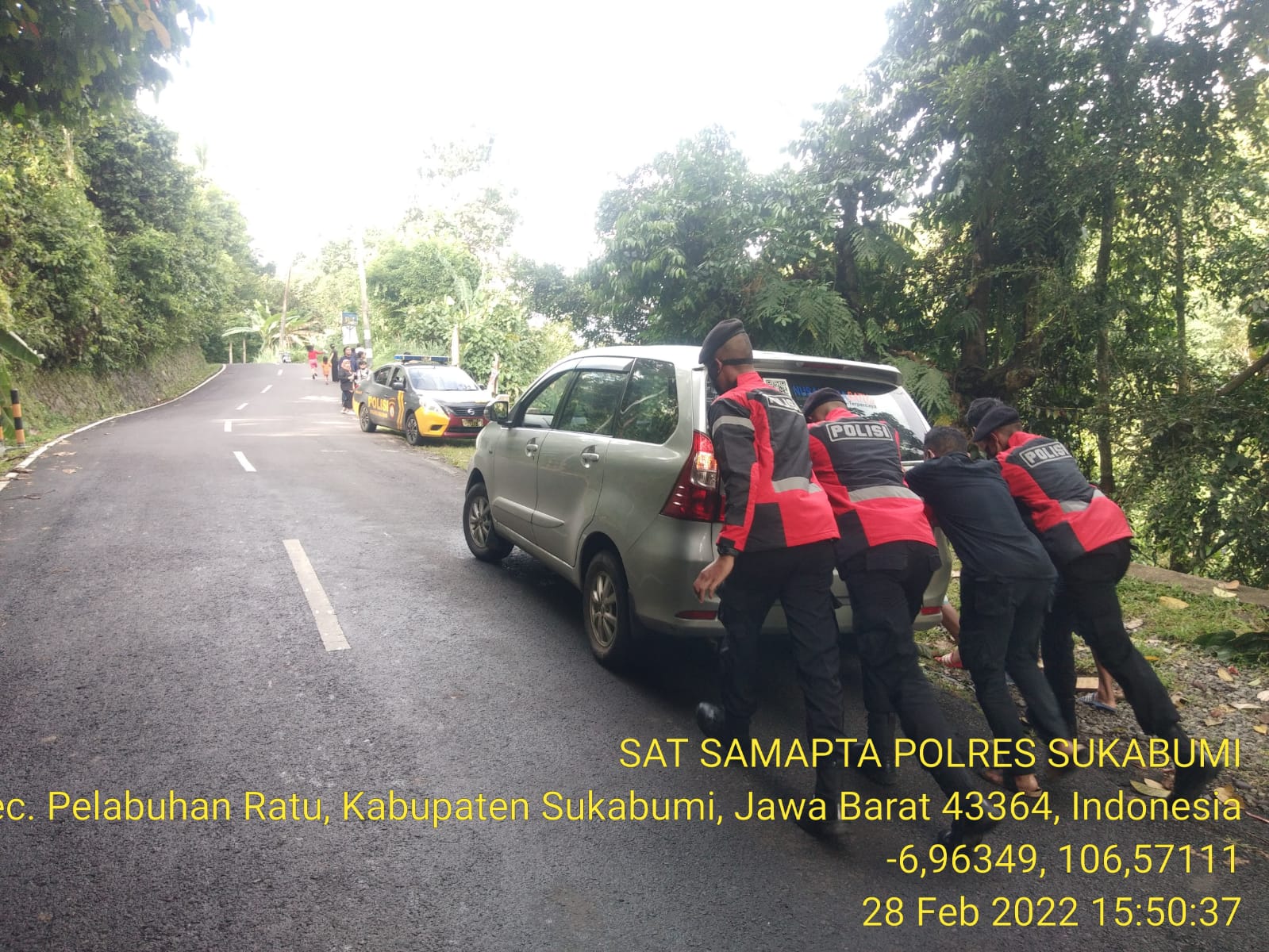 momen unik Kapolres Sukabumi dorong mobil