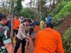 Kapolres Sukabumi turun tangan langsung membantu evakuasi