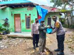 Kapolsek Parungkuda bagikan bantuan sembako untuk korban bencana