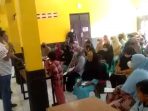Kepala Desa Karangtengah memberikan arahan sebelum pembagian BST