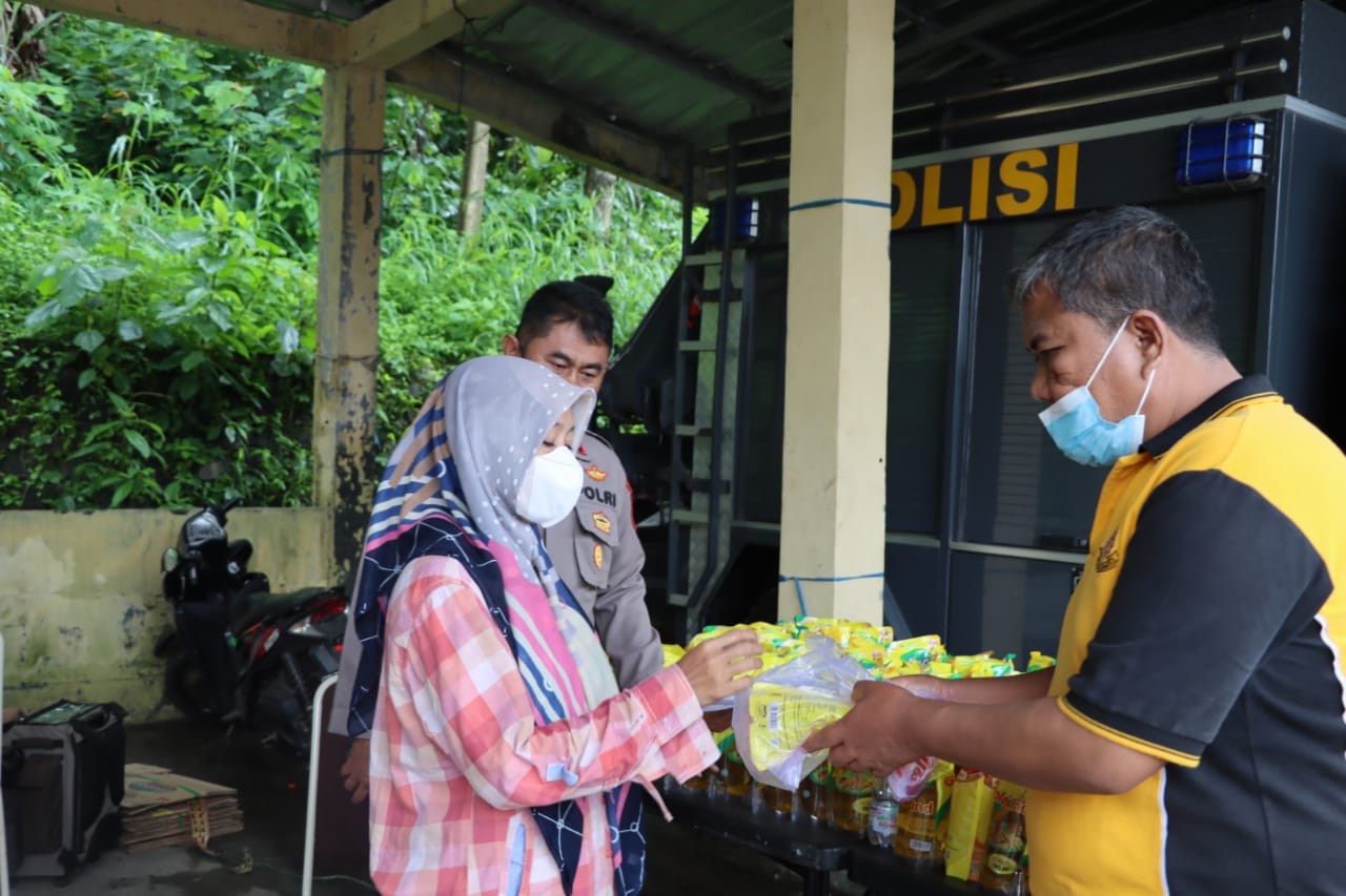 Masyarakat menerima minyak goreng gratis usai menerima vaksinasi