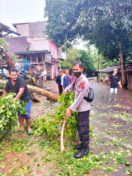 Evakuasi bersama polsek cisolok dan warga
