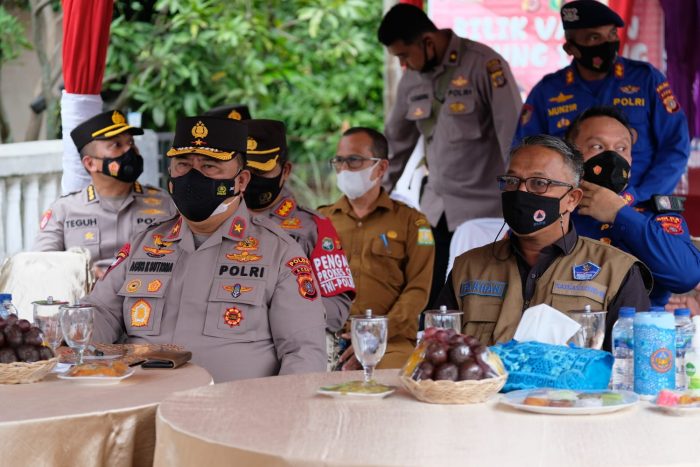 Wakapolda monitoring vaksin dan zoom meeting dengan Kapolri