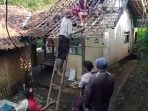 Rumah milik warga cisepan Caringin yang nyaris ambruk