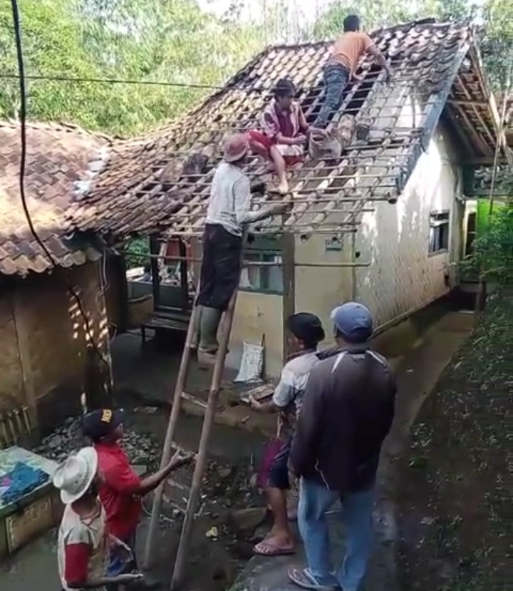 Rumah milik warga cisepan Caringin yang nyaris ambruk