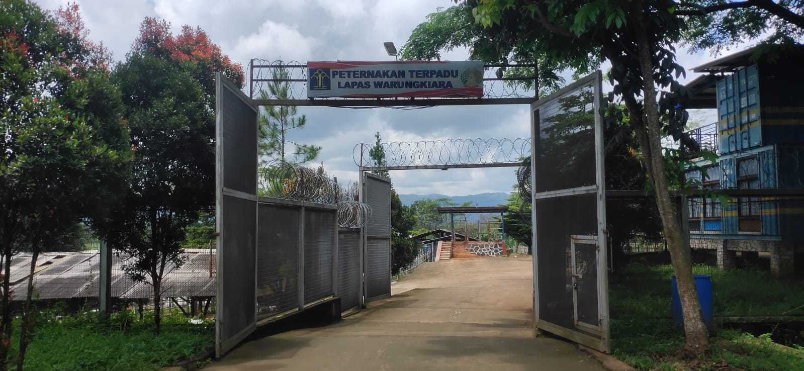 Gerbang masuk Blok Industri khusus penggemukan sapi di lapas warungkiara
