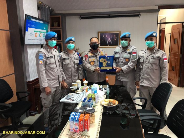 Sambutan Wakapolda Aceh (tengah) pada anggotanya yang pulang tugas sebagai pasukan perdamaian PBB