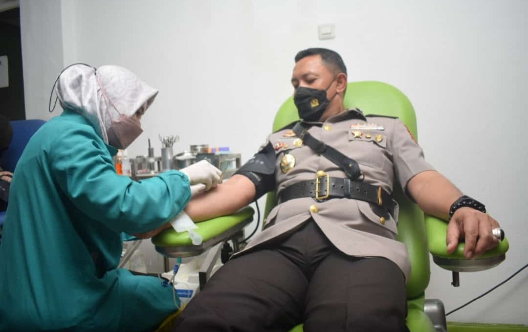Kapolres Metro Tangerang Kota Kombes Pol. Komarudin S.I.K., M.M, saat lakukan Donor Darah