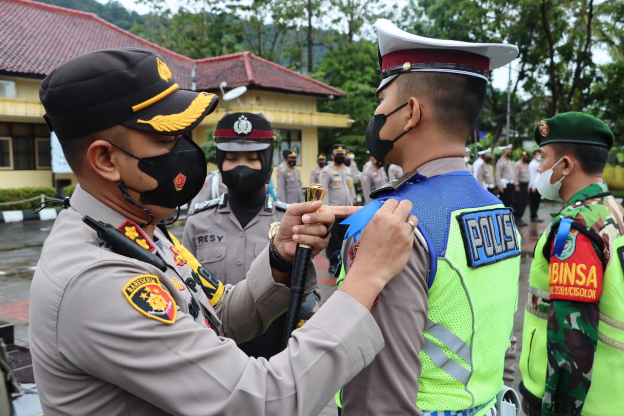 Kapolres sematkan tanda tugas operasi lodaya 2022 tanda operasi dimulai