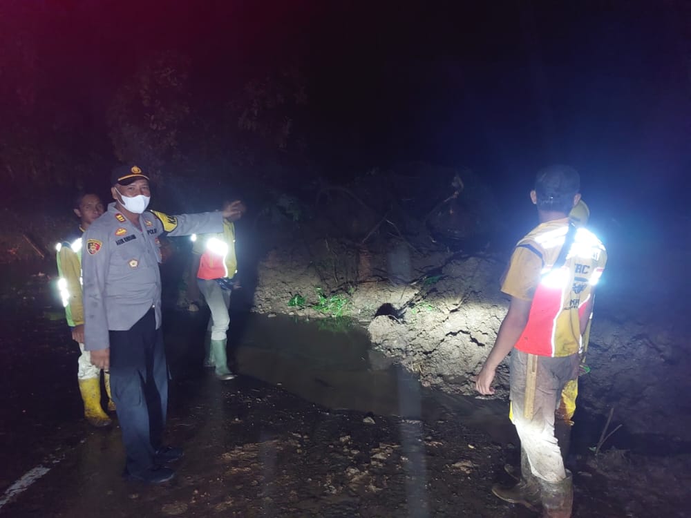 kapolsek Cisolok Cek tanah longsor ditengah hujan lebat