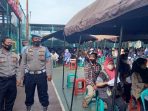 Kasi Propam Polres Cimahi memantau langsung pelaksanaan Gebyar Vaksinasi