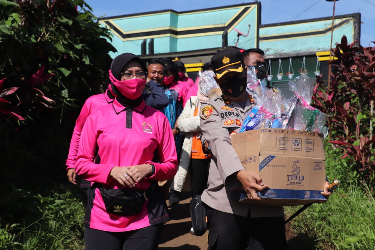 Kapolres Sukabumi beserta bhayangkari dan jajaran berikan bantuan langsung