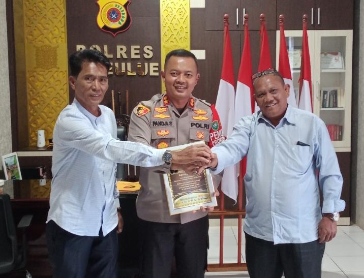 Kapolres terima penghargaan dari wartawan