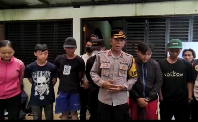 Kapolsek memberikan himbauan didepan anak-anak pendaki yang sudah ketemu