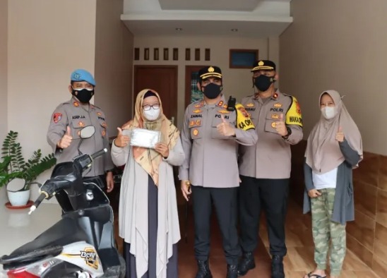 Kapolres Sukabumi Kota beserta jajaran mengembalikan motor kepada pemilik