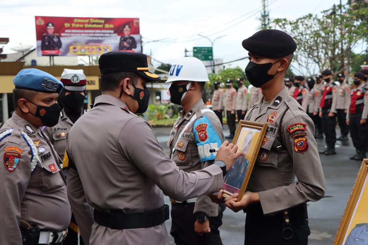 Kapolres Sukabumi Kota pimpin upacara PTDH dua anggotanya