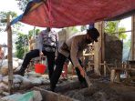 Momen kerja bhakti membangun MCK di Kasepuhan Ciptageular