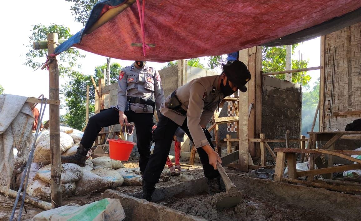 Momen kerja bhakti membangun MCK di Kasepuhan Ciptageular