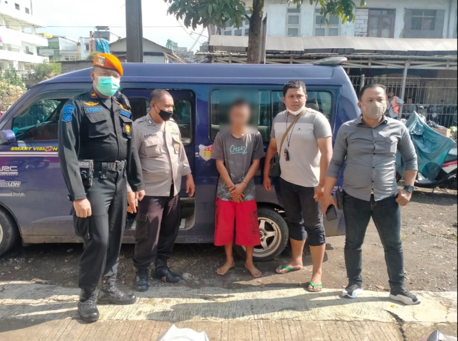 Anggota Reskrim Polsek CIkole bersama terduga pelaku dan Barang Bukti