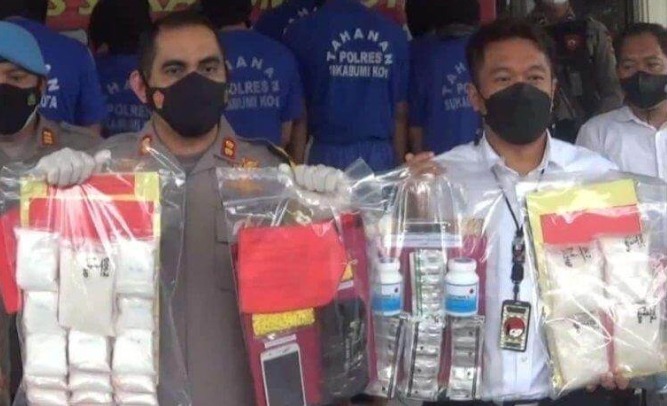 Kapolres Sukabumi Kota dan barang bukti narkoba dalam pers conference