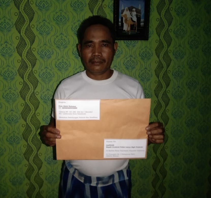 Oom Abdul Rahman, Warga Lembursitu memegang surat yang akan dikirim pada Kapolri