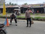 Petugas membantu masyarakat tambal lobang di jalan