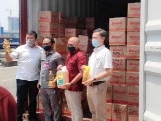 Tim Penyidik Kejati DKI Jakarta di depan kontainer migor yang diduga akan diselundupkan