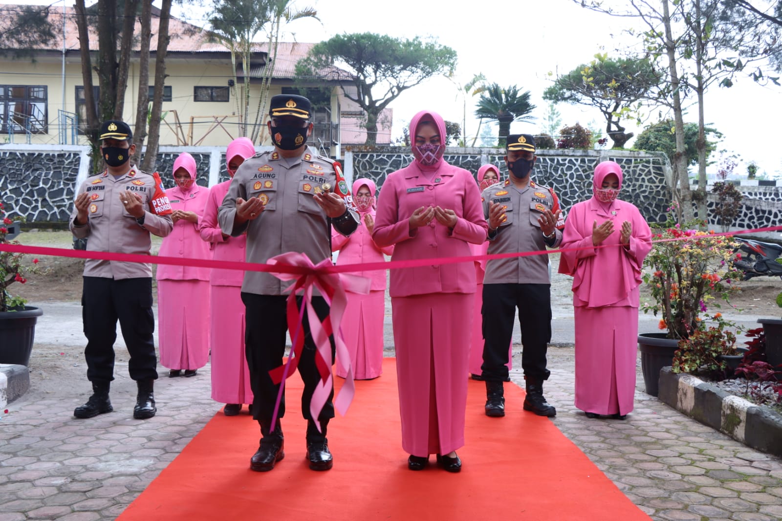 Kapolres Bener Meriah bersama ibu meresmikan gedung bhayangkari