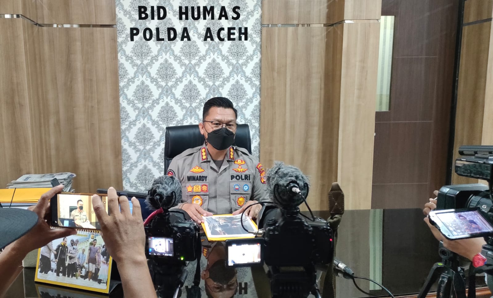 Kabid Humas Polda Aceh, Kombes Pol Winardy memberi pernyataan pada wartawan