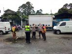 Atas Intruksi Kapolres Sukabumi, Wakapolsek Cicurug dampingi perbaikan jalan nasional