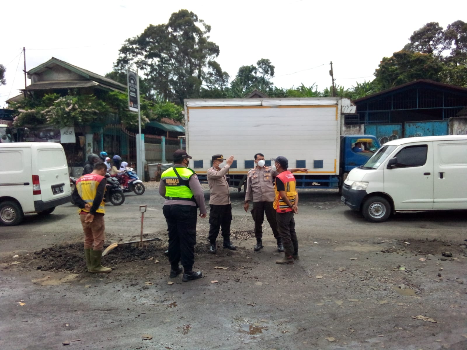 Atas Intruksi Kapolres Sukabumi, Wakapolsek Cicurug dampingi perbaikan jalan nasional