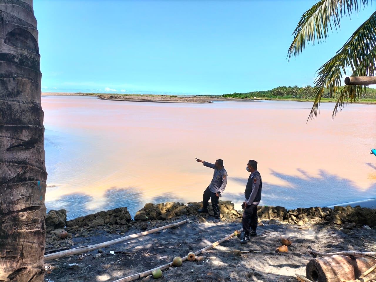 Petugas Sat Polairud memantau Pesisir Pantai Sukabumi