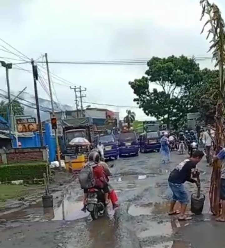 Demo masyarakat dan Sopir angkot tuntut perbaikan jalan