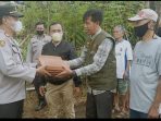 Pemberian bantuan genteng secara simbolis