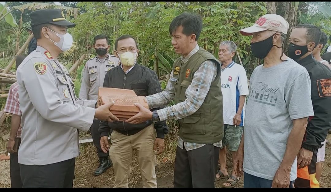Pemberian bantuan genteng secara simbolis