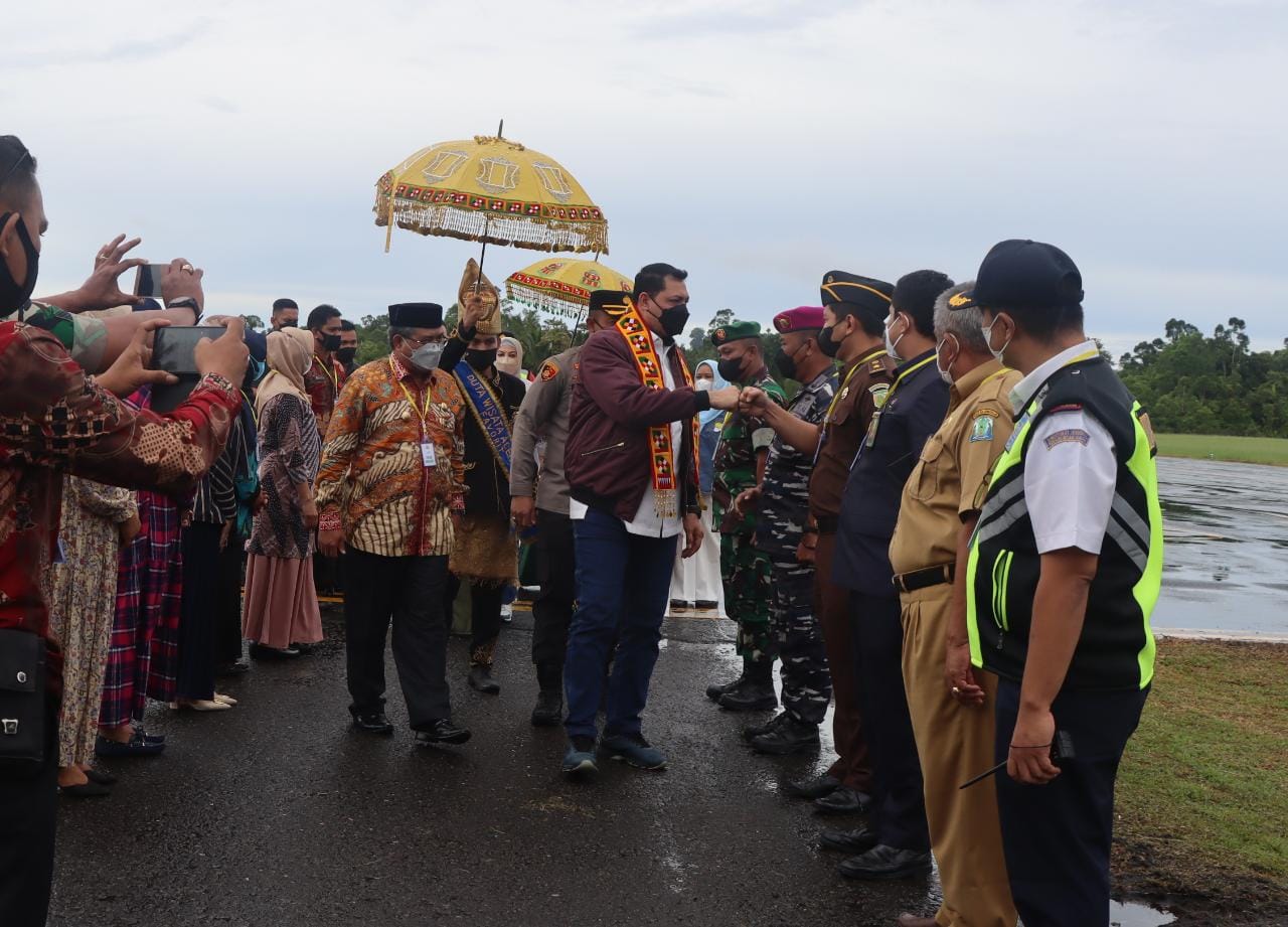 Sambutan Kapolda Aceh saat turun dari pesawat
