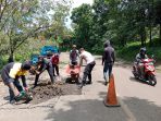 Kapolsek Tegalbuleud bantu penambalan jalan berlobang