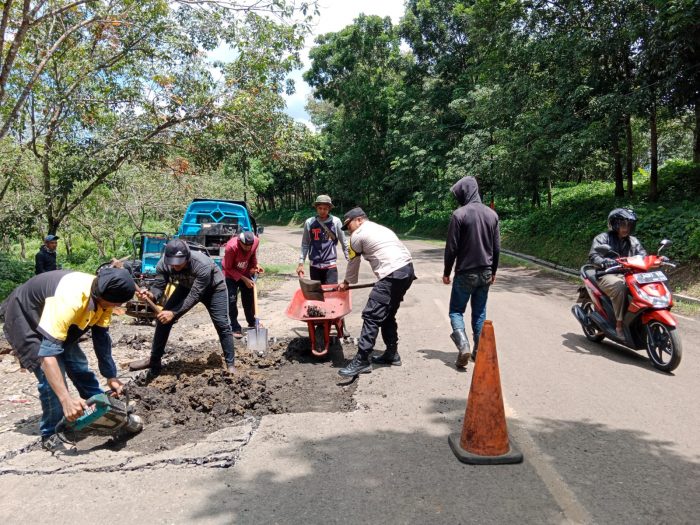 Kapolsek Tegalbuleud bantu penambalan jalan berlobang